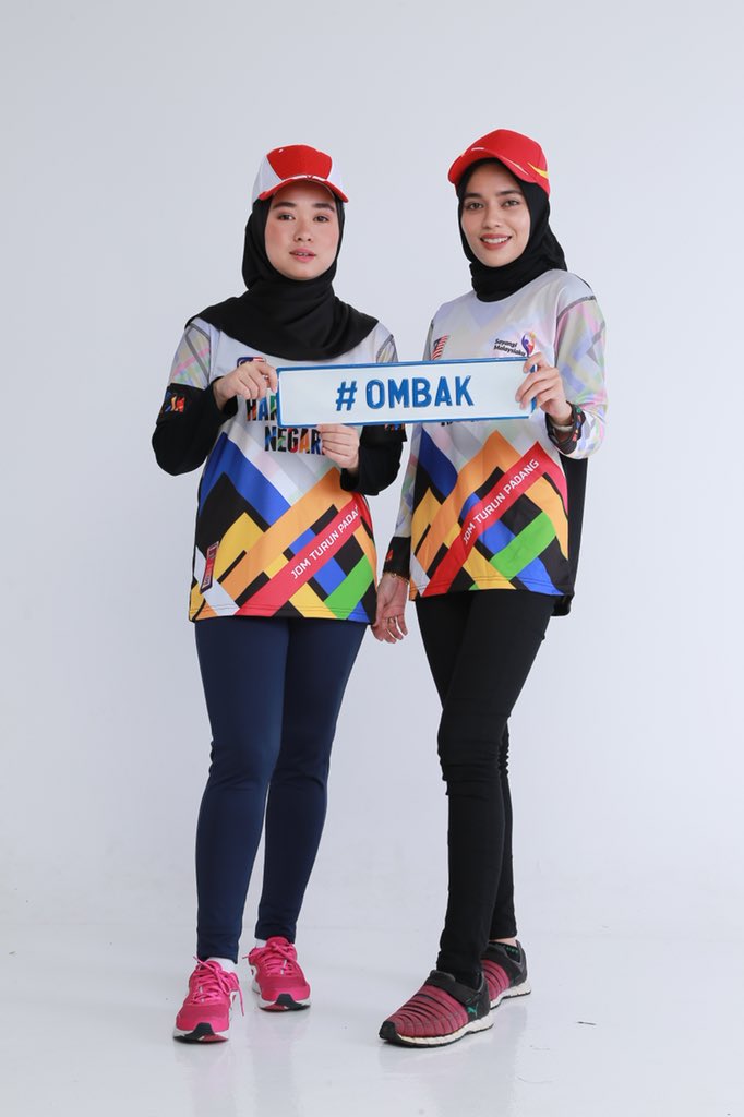 QutreenNada's tweet image. There is a first time for everything! Shoot for @ombakexclusive 🤑 Lawa lawa beb baju diaaa ♥️ #sundayworking