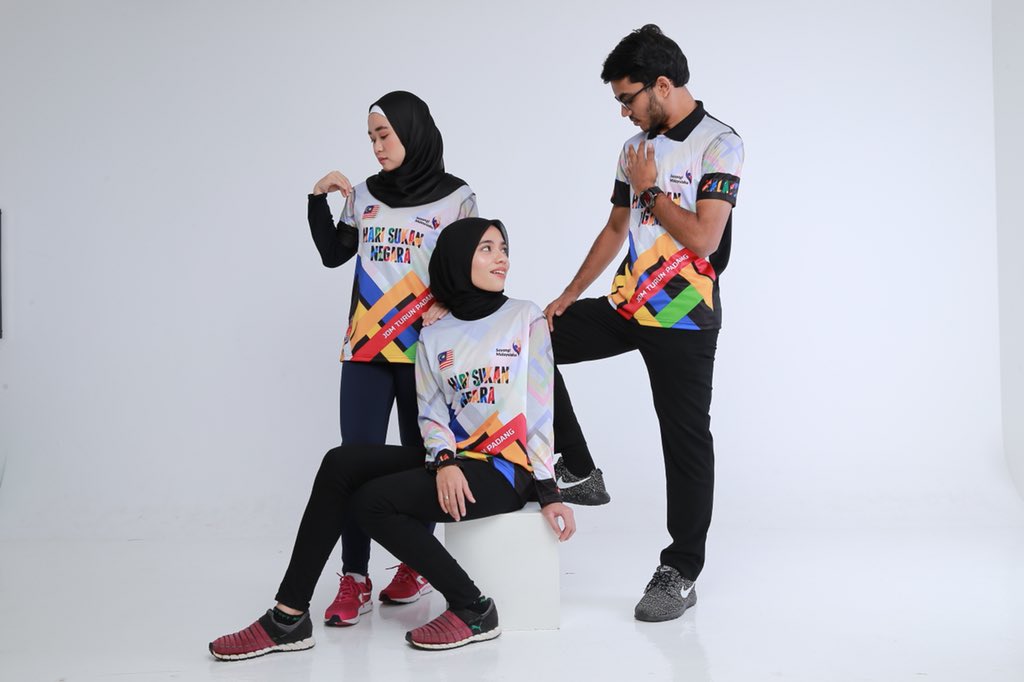 QutreenNada's tweet image. There is a first time for everything! Shoot for @ombakexclusive 🤑 Lawa lawa beb baju diaaa ♥️ #sundayworking