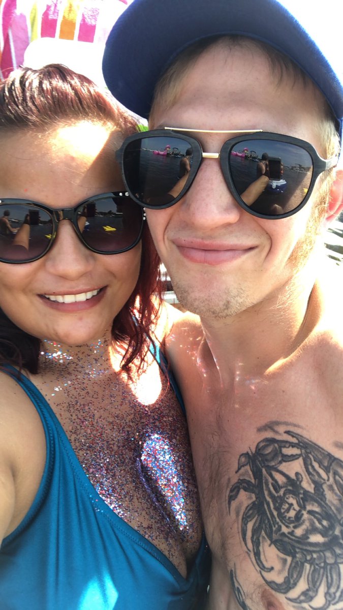 YouLanDuhh's tweet photo. Bud Bash was wild πβ¨ #BudBash #LakeParty #TittyGlitter https://t.co/6sXuvue4Qu