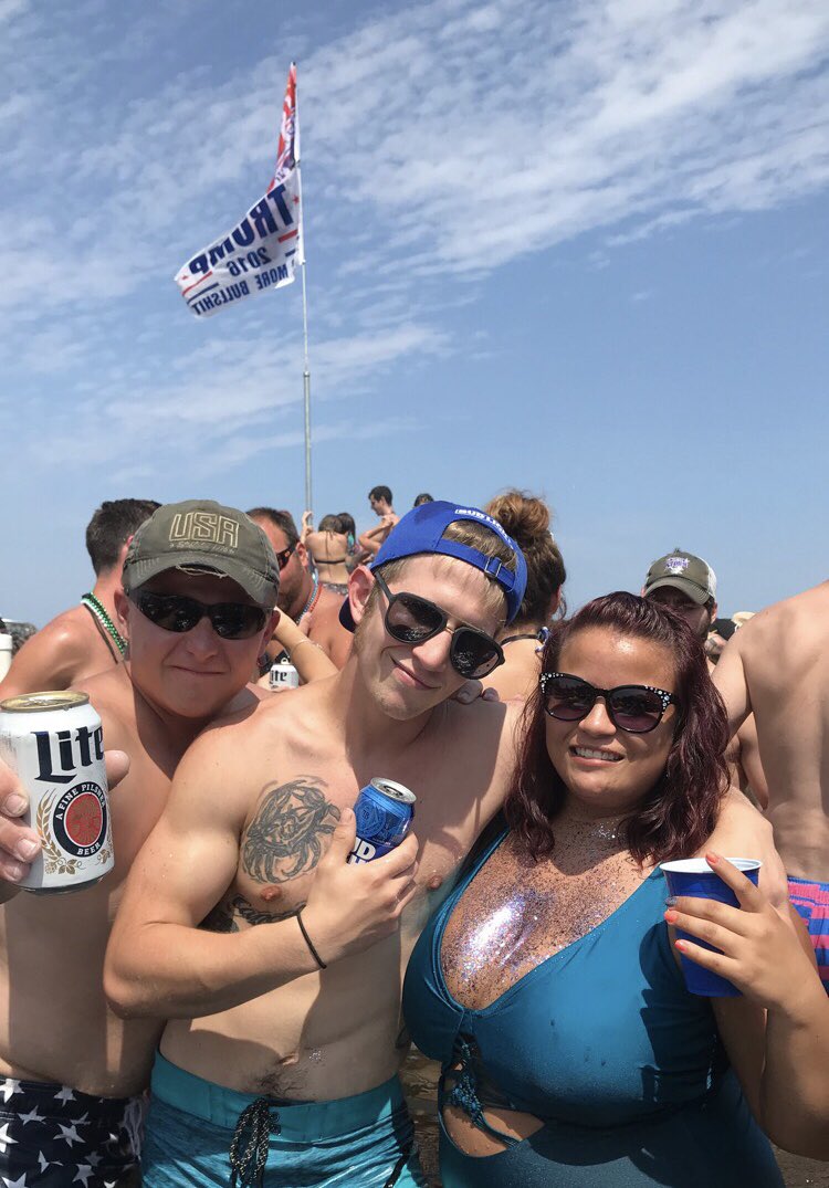 YouLanDuhh's tweet photo. Bud Bash was wild πβ¨ #BudBash #LakeParty #TittyGlitter https://t.co/6sXuvue4Qu
