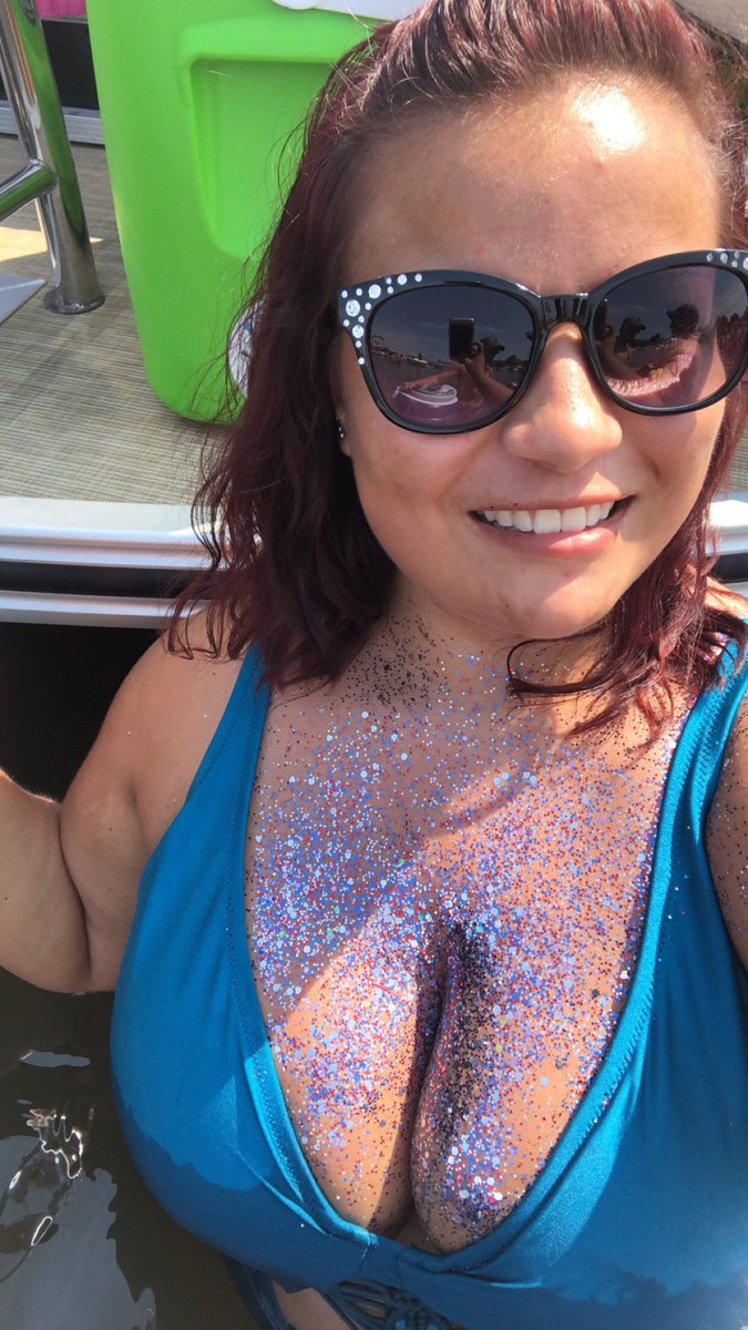 YouLanDuhh's tweet photo. Bud Bash was wild πβ¨ #BudBash #LakeParty #TittyGlitter https://t.co/6sXuvue4Qu