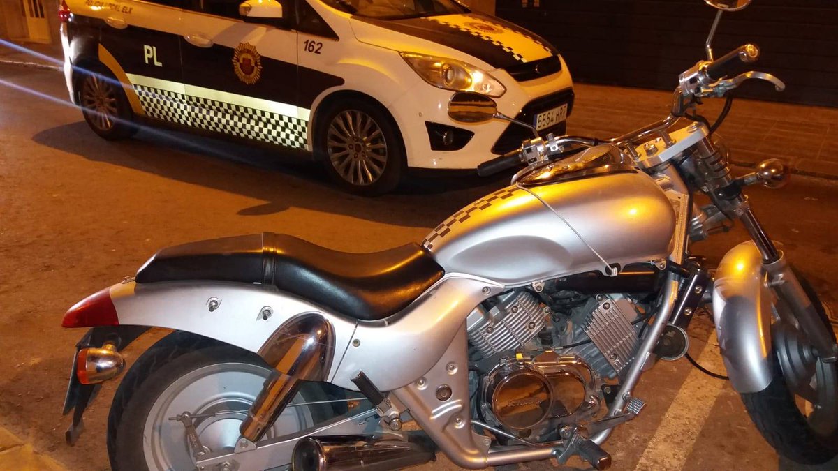 policiaelche's tweet photo. La #BrigadaNocturna recuperó esta motocicleta, #sustraída a su titular mientras dormía en la #madrugada de ayer, al #interceptar a dos individuos sospechosos en ella
👉 Antes de echarla en falta, los compañeros #comunicaron lo sucedido e #informaron de las gestiones posteriores https://t.co/pi4wus4GnL