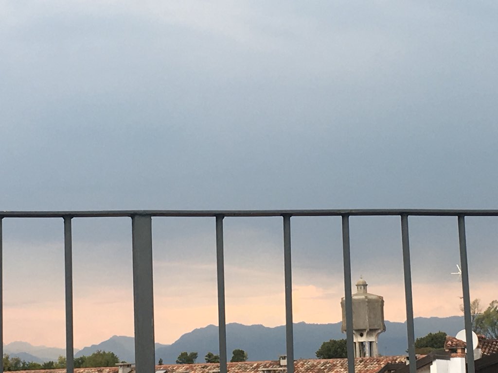 CiriSince1978's tweet photo. #poi il #cielo si prese di #collera si #Incupì cominció a #borbottare e così si portava via la #Domenica https://t.co/CJCHGRwJll