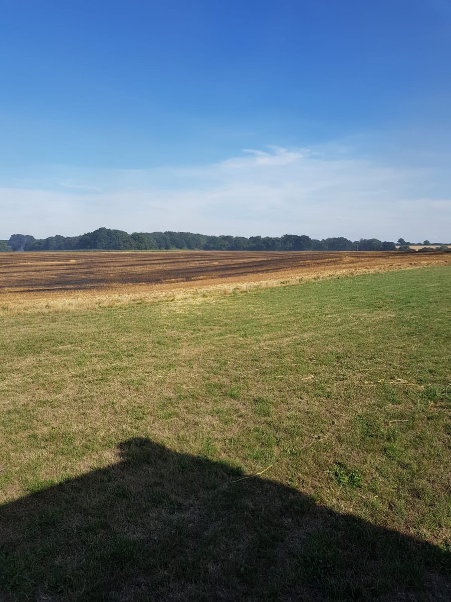 Odiham10's tweet photo. Shout #124 whilst on the way to standby yesterday we were tipped on to a large field fire In Oakley with crews from @Basingstoke_01 @HartleyWintney8 @Andover31 @HFRSCommandUnit 38 hectares was involved in fire #TeamHants #WWMD #FieldFire #FireInTheOpen #HotHardWork https://t.co/1ft1AwbpGM