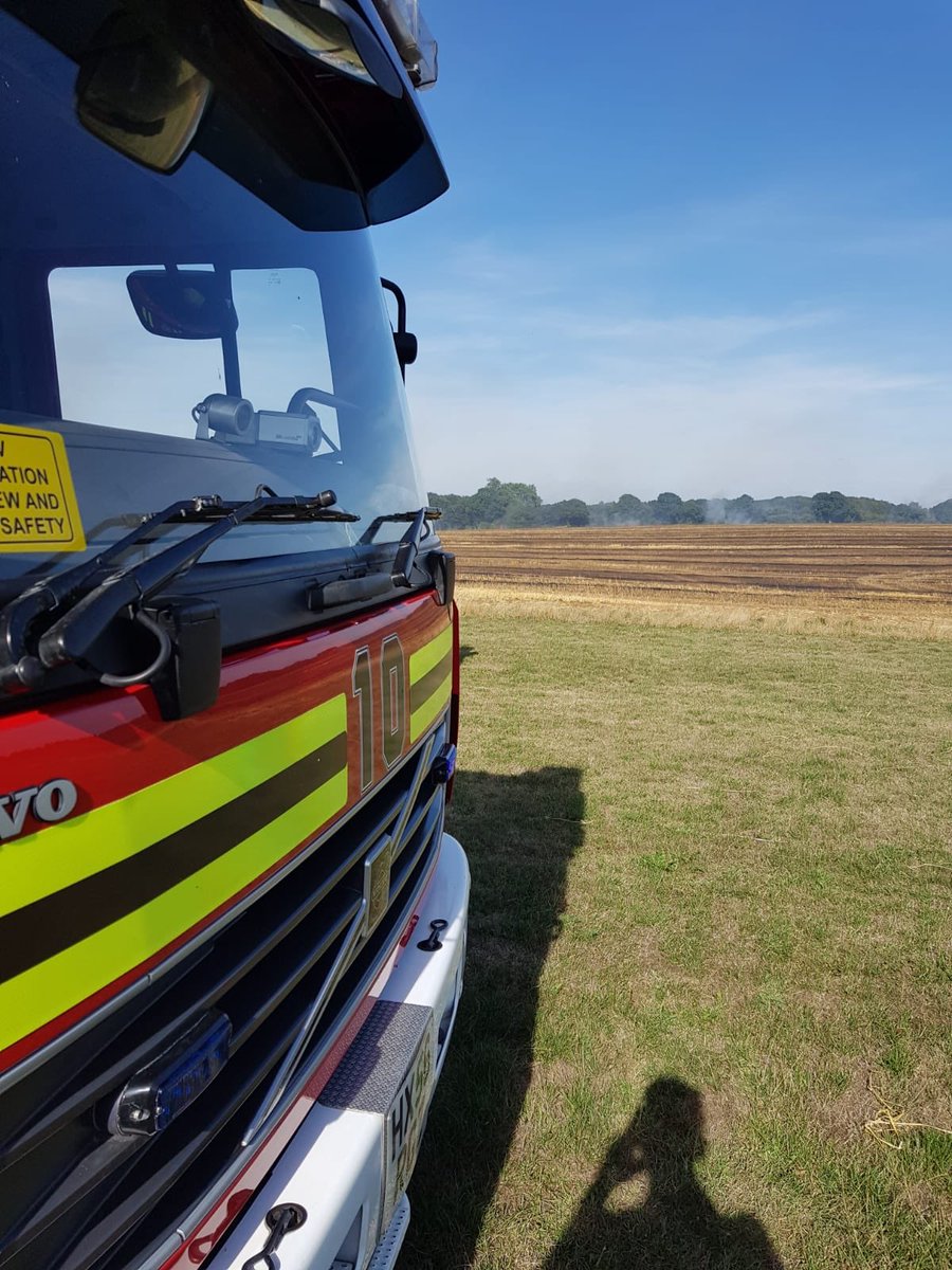 Odiham10's tweet photo. Shout #124 whilst on the way to standby yesterday we were tipped on to a large field fire In Oakley with crews from @Basingstoke_01 @HartleyWintney8 @Andover31 @HFRSCommandUnit 38 hectares was involved in fire #TeamHants #WWMD #FieldFire #FireInTheOpen #HotHardWork https://t.co/1ft1AwbpGM