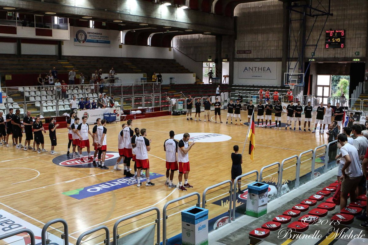 lucarallo's tweet photo. Ultima giornata del Torneo Internazionale di #Vicenza 🏀 Alle 18 @OranjeBasketbal 🇳🇱 vs 🇺🇸 @East_Coast_BBC per il terzo posto 🥉 in diretta streaming 👉🏼 https://t.co/3fPKuD5QEc 🎥 Alle 20:15 la Finale live su Facebook @Italbasket 🇮🇹 vs 🇩🇪 @DBB_Basketball 🏆 #Italbasket https://t.co/CbSDTAf0Ir