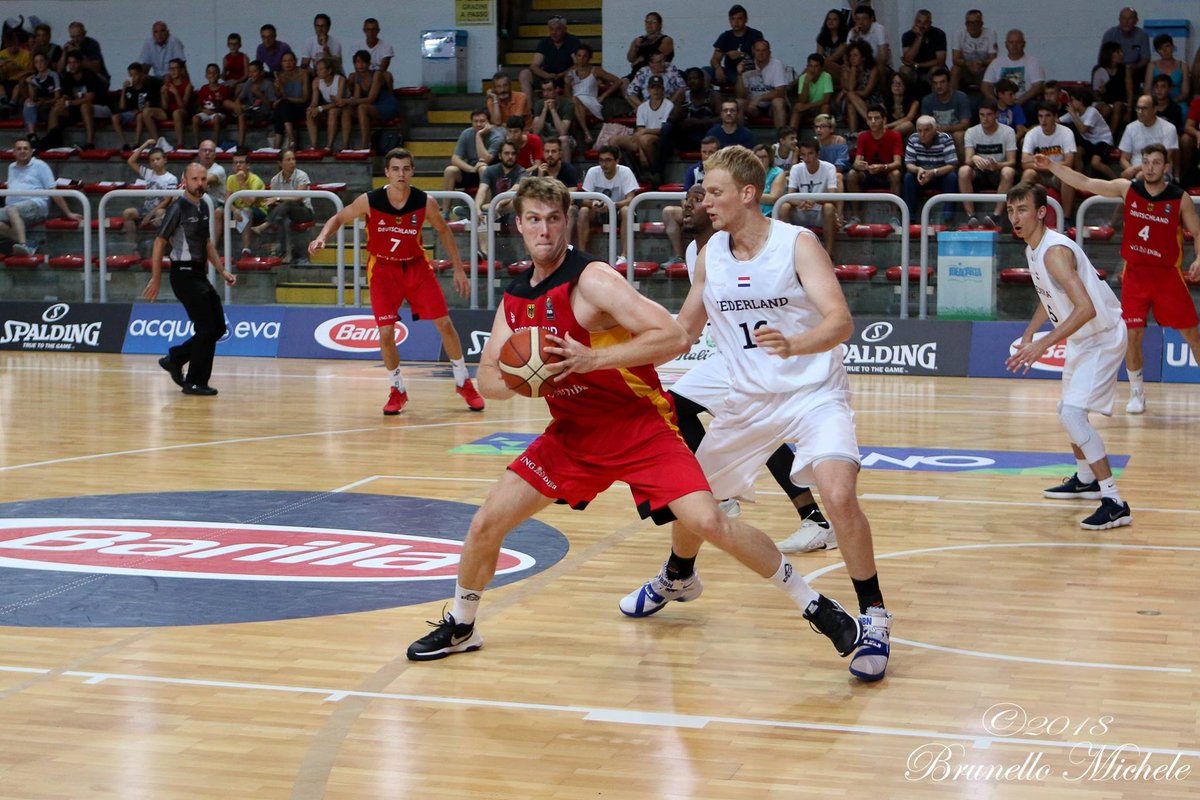 lucarallo's tweet photo. Ultima giornata del Torneo Internazionale di #Vicenza 🏀 Alle 18 @OranjeBasketbal 🇳🇱 vs 🇺🇸 @East_Coast_BBC per il terzo posto 🥉 in diretta streaming 👉🏼 https://t.co/3fPKuD5QEc 🎥 Alle 20:15 la Finale live su Facebook @Italbasket 🇮🇹 vs 🇩🇪 @DBB_Basketball 🏆 #Italbasket https://t.co/CbSDTAf0Ir