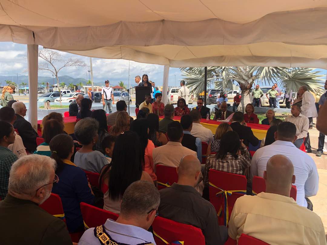 apuertocabello's tweet photo. #AlMomento sesión con motivo de los 207 años del otorgamiento de título de ciudad de Puerto Cabello. Plaza Bolívar de nuestro municipio sirve de escenario para este conmemorable acto del @Cmunicipalpc Alcalde @JCbetancourt72 junto a demás concejales y pueblo porteño presente https://t.co/LC051nTvMi