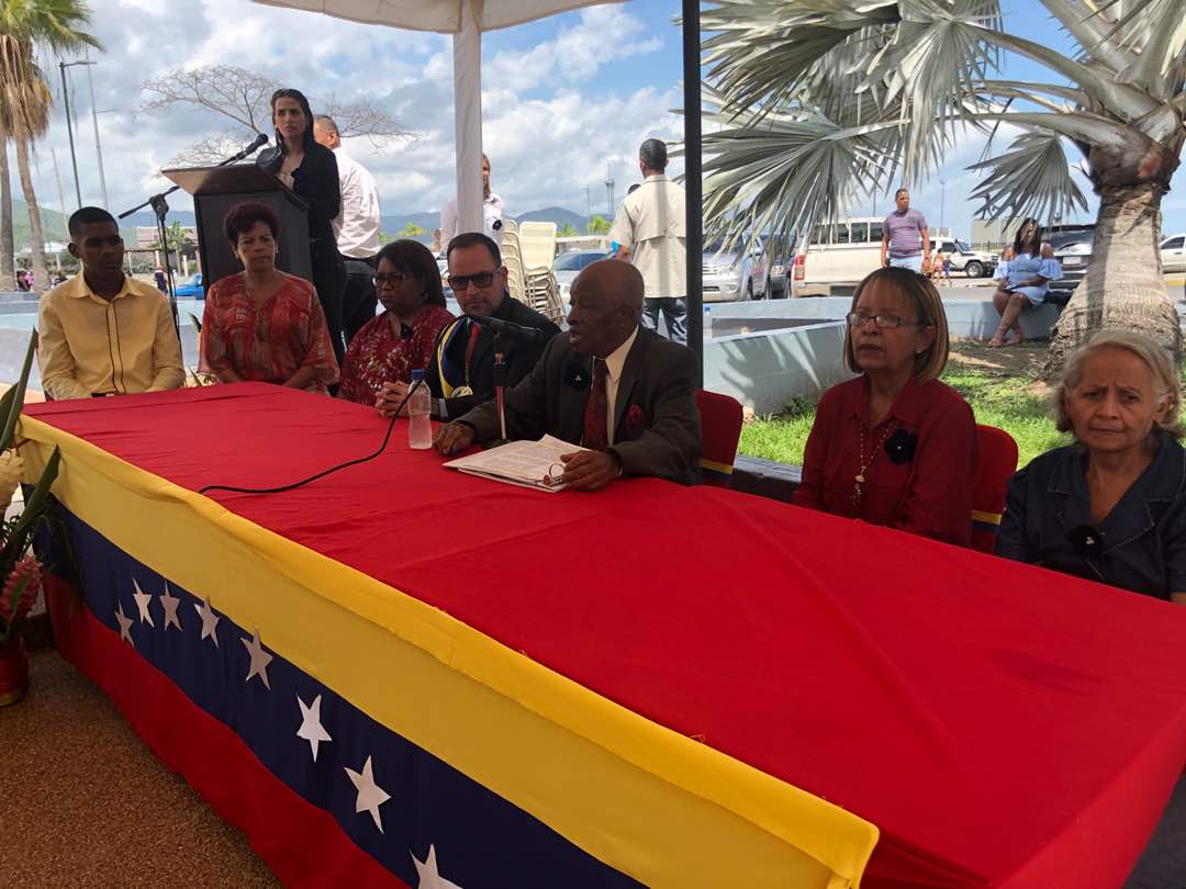 apuertocabello's tweet photo. #AlMomento sesión con motivo de los 207 años del otorgamiento de título de ciudad de Puerto Cabello. Plaza Bolívar de nuestro municipio sirve de escenario para este conmemorable acto del @Cmunicipalpc Alcalde @JCbetancourt72 junto a demás concejales y pueblo porteño presente https://t.co/LC051nTvMi