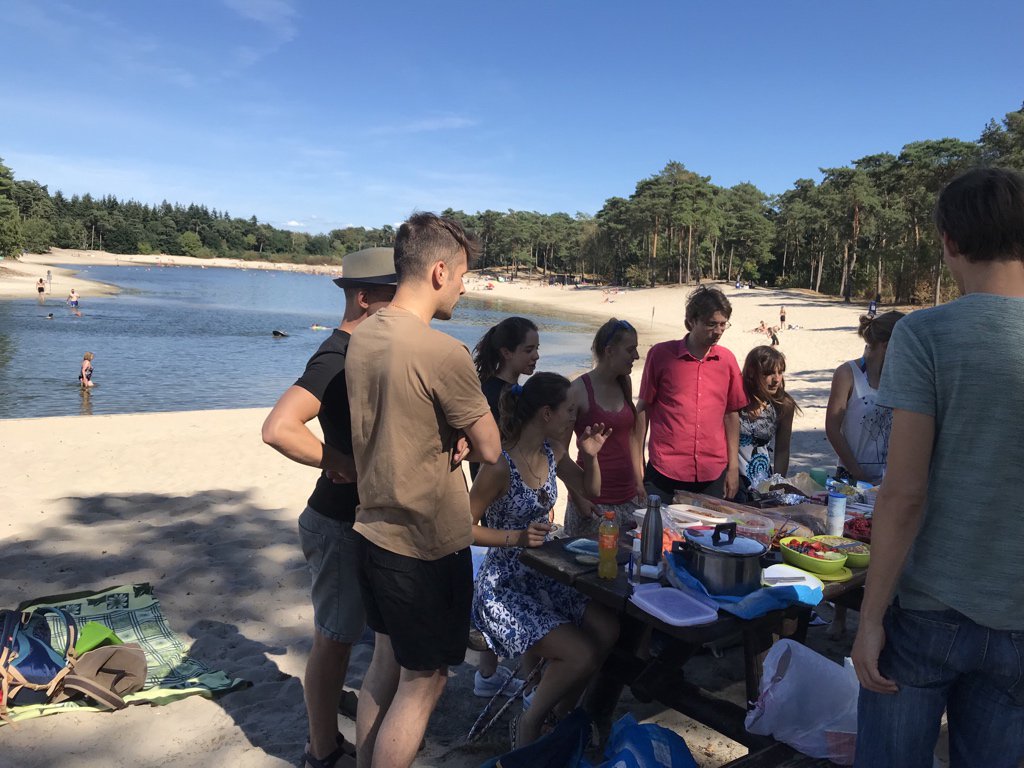 ProVegNL's tweet photo. Wij genieten tijdens onze #vrijwilligersdag van #vegan #potluck day! ๐
#veganpotluck #veganpotluckday
#potluckdag #potluckday https://t.co/bM5zgHNMLc