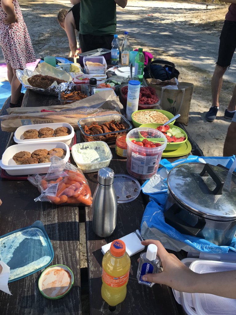 ProVegNL's tweet photo. Wij genieten tijdens onze #vrijwilligersdag van #vegan #potluck day! ๐
#veganpotluck #veganpotluckday
#potluckdag #potluckday https://t.co/bM5zgHNMLc