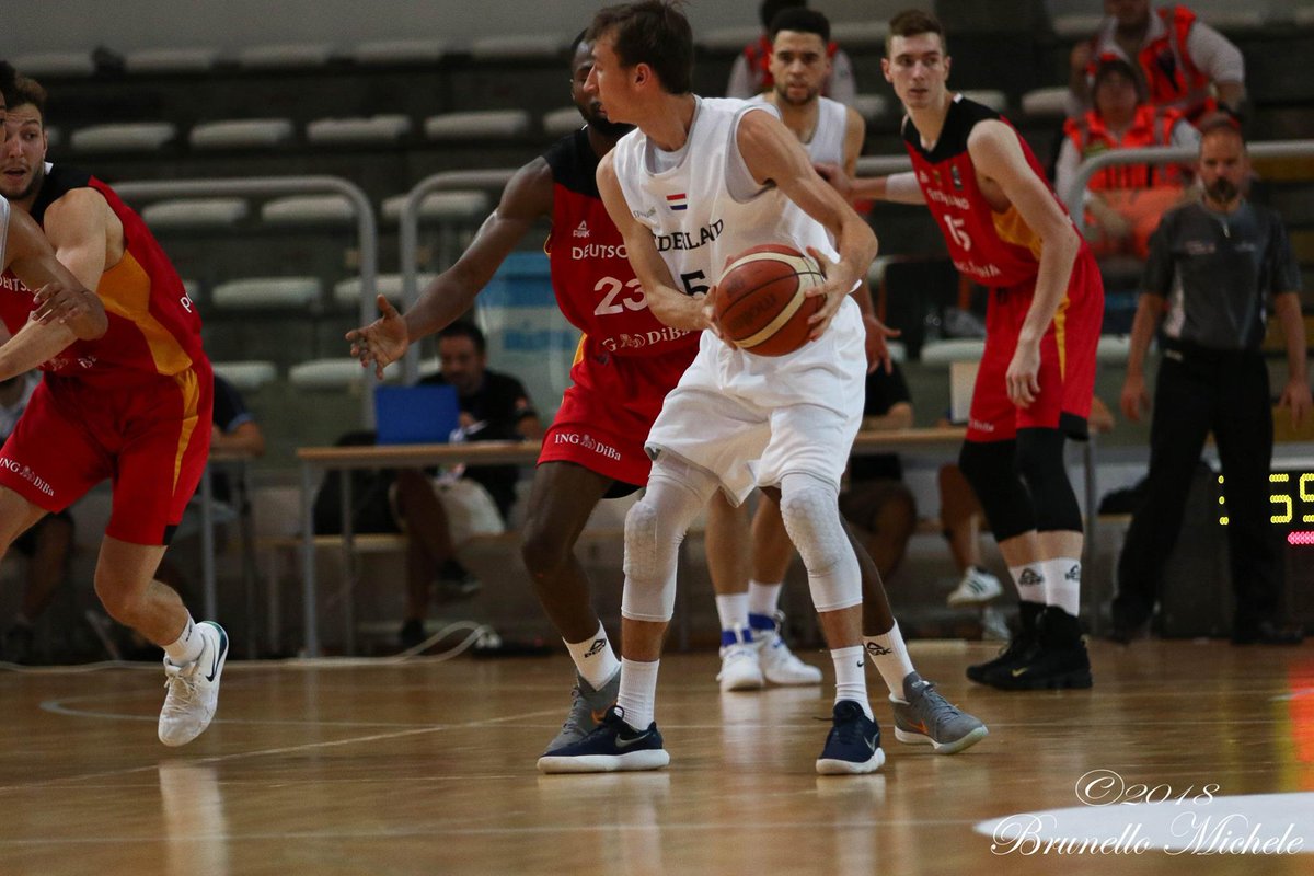 lucarallo's tweet photo. Complimenti ancora una volta a @BrunelloMichele per le splendide foto! 📷 Sulla pagina Facebook del #CollegeBasketballTour trovate tutti gli scatti del Torneo Internazionale di #Vicenza! 📲 https://t.co/aNYmrLN8nQ https://t.co/8ztK6GLIlp