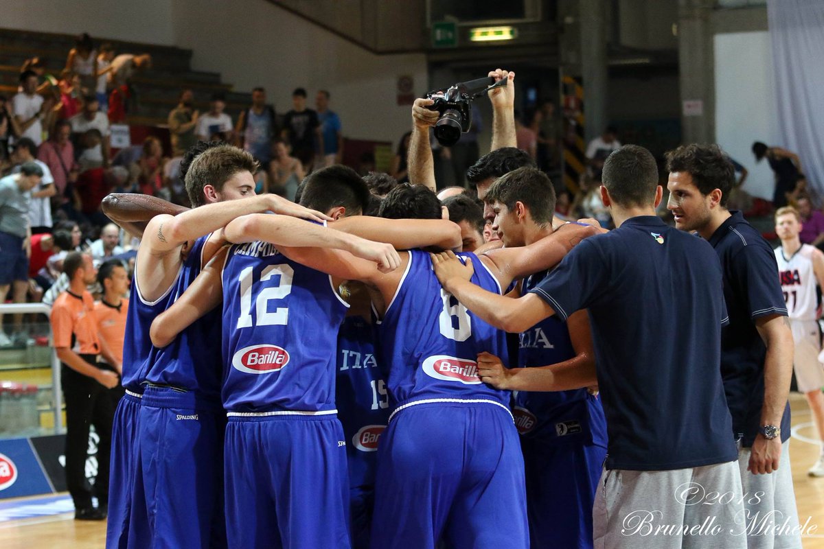 lucarallo's tweet photo. Complimenti ancora una volta a @BrunelloMichele per le splendide foto! 📷 Sulla pagina Facebook del #CollegeBasketballTour trovate tutti gli scatti del Torneo Internazionale di #Vicenza! 📲 https://t.co/aNYmrLN8nQ https://t.co/8ztK6GLIlp
