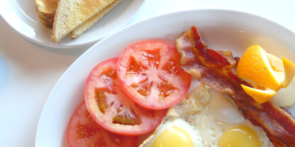 ToastLunch's tweet photo. Rise n Shine! 🔆
What a way to start your Sunday with fresh tomatoes, crunchy bacon, two eggs and toast of your choice (Irish Soda bread, White, Brown, Maple Rye, Rye Bread, &amp; Sour Dough). ☝

#Shpk #foodlover #yegfood #Canada #ToastBL #Breakfast #yeg #yegrestaurants #longweekend https://t.co/1ei9buE21C