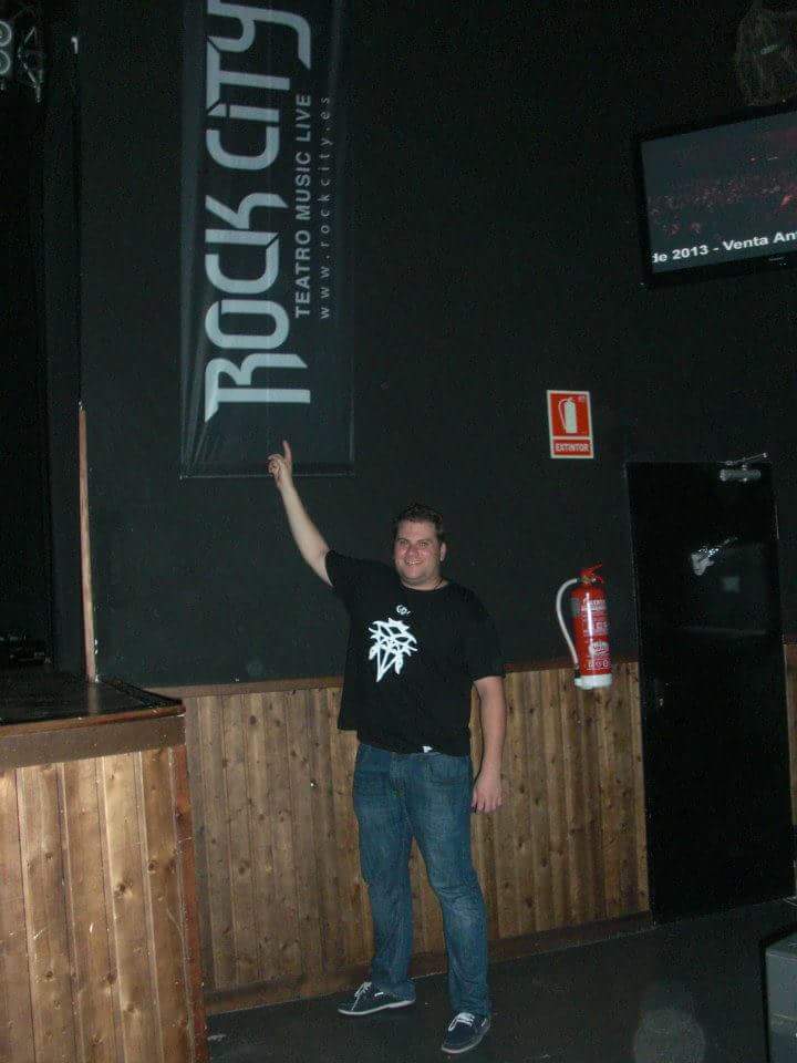 AFMorell81's tweet photo. @salarockcity Nunca olvidaré el día que pude subir a tocar en ese escenario, ganando el concurso para poder conocer a Steve Vai! Viva la Rock City por siempre https://t.co/SM01XfjTbt