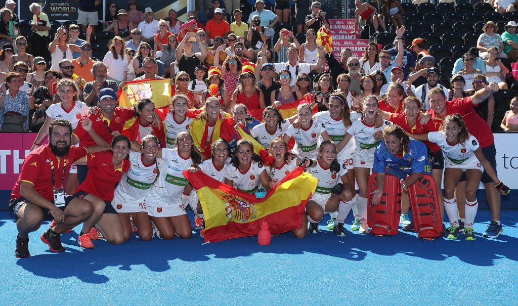 ¡OLÉ, CRACKS! 🙌🏾
Las chicas de <a href="/AbsolutaFem/">RedsticksHockeyFem</a> consiguen un BRONCE HISTÓRICO 👏🏼🏆 Sigamos apoyando TODOS el deporte femenino

#TocaGanarATodas