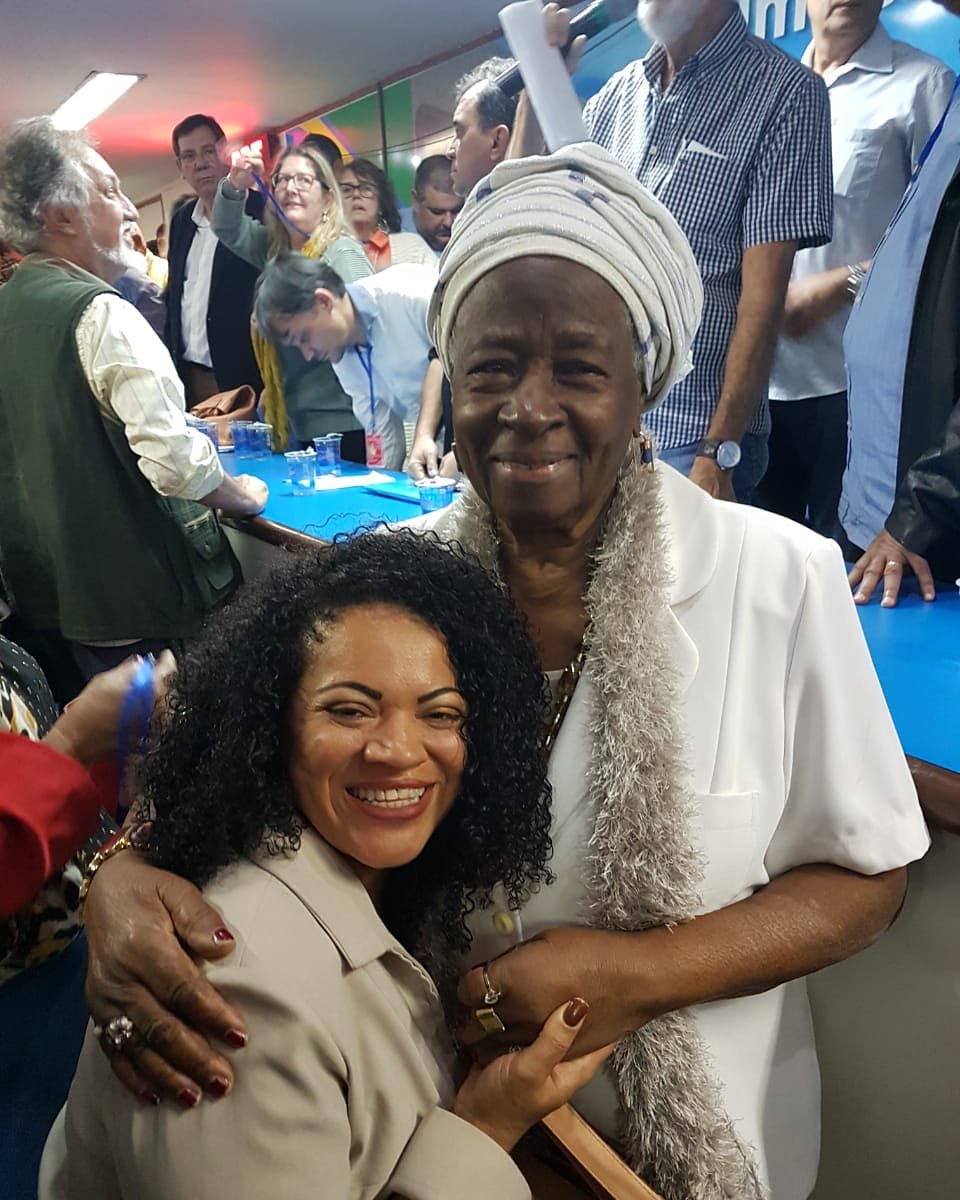 maeflaviapinto's tweet image. Quando a gente pensa que a luta é árdua,  encontramos a Yalorixa + velha Ya Edeuzuita D'oxalá💜 na convenção estadual do PDT,na luta política liberdade religiosa e cultura popular brasileira! Bença mãezinha,  gratidão!!
#seliganapolítica 
#votonegro 
#mulheresnapolitica