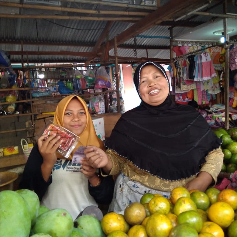 KarisVira's tweet photo. Kegiatan blanja bareng tentunya dengan kakak asuh kita kak @mejeeha
#iainsaatiga #demaiainsaatiga #pbakiainsalatiga2018 #pasartradisional #akucintaproduklokal https://t.co/V4bvKRSF2V