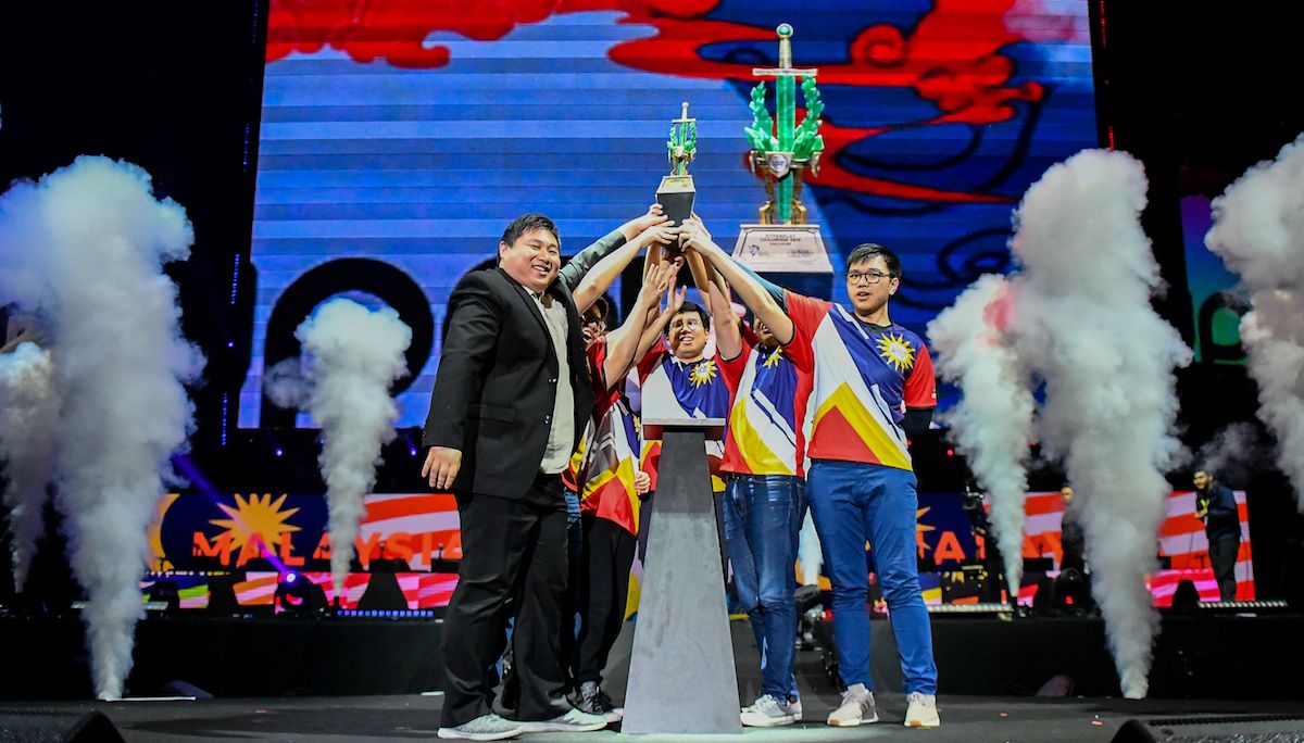 KLHunters's tweet photo. Team Malaysia 2 - 0 Team Vietnam

We did it guys! Team Malaysia crowned as Hyperplay champions!

Big shoutout to our fans. Especially the ones that flew all the way to Singapore just to cheer for us 💛

#hyperplay #WitnessHistoryAtPlay
#klhunters #KLHinSingapore https://t.co/4kS25w8QZ8