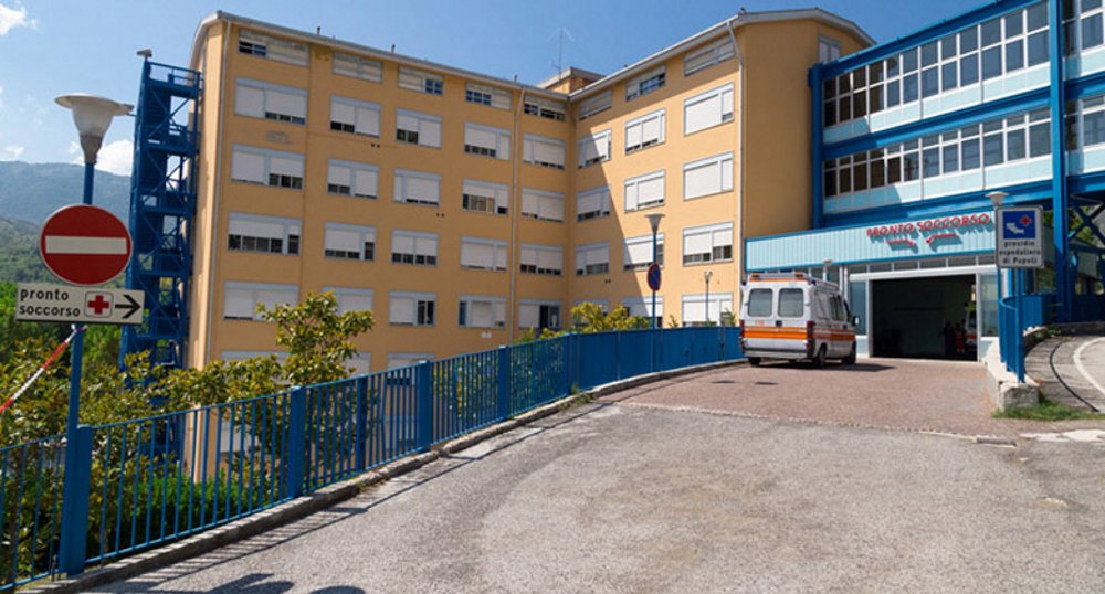 cupoxtv's tweet photo. Pescara: “Curatemi subito”, poi pugni in faccia ad un agente di Polizia. Arrestato
https://t.co/bz9asmjjyB https://t.co/3deNGhPKnC