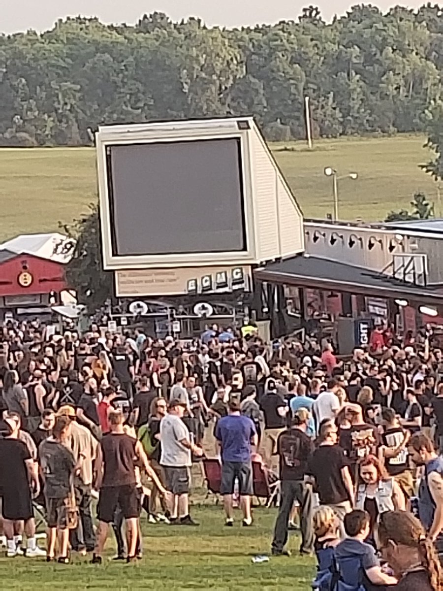 pjordanhd's tweet photo. With all the gouging of prices #DARIENLAKE and #livenation maybe you could afford to update the screens from the 90's https://t.co/xAd9fewI51