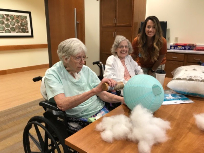 SynchronyRehab's tweet image. #ExpressionInTherapy2018 at @S_Mooresville #cloudlights #funlights #WellWithParagon