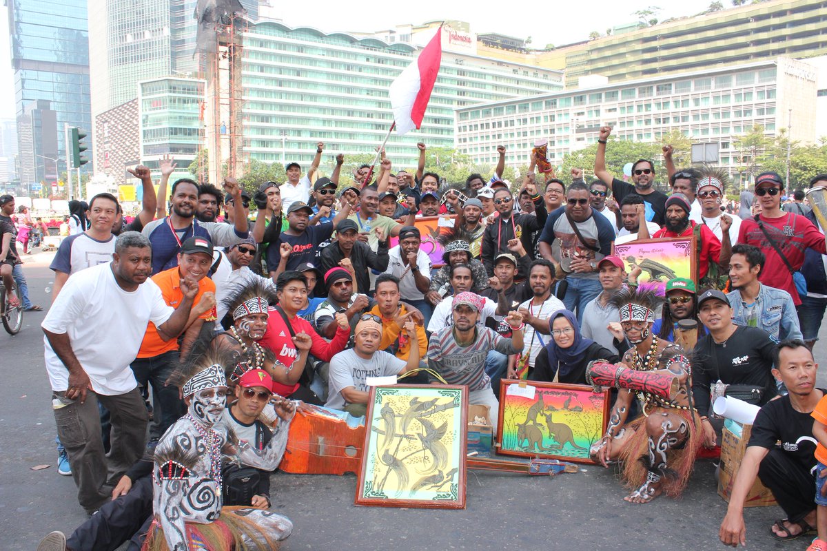 lokataru_id's tweet photo. Jakarta, 5 Agustus 2018

Hari ke 5. 
Para Pekerja Freeport yang di PHK dan Furlough Melakukan Aksi Teatrikal Tarian dan Lagu Asal Papua di Car Free Day (CFD)Jakarta. 

#SAIL4JUSTICE #JOURNEY4JUSTICE #BURUHFREEPORTMENGGUGAT  #LOKATARU #day5 #UPDATE https://t.co/R3NdCBeFpx