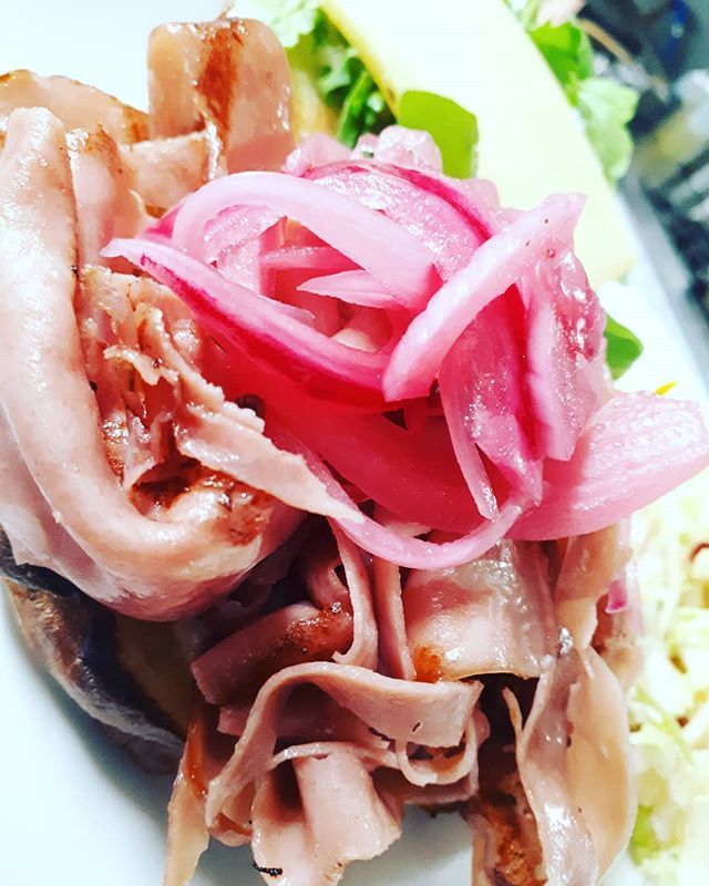 Going old school here..
Fried Bologna Sandwiches for staff lunch!
🐷
Made with @primalcuts101 Mortadella, on a @firefly_bakery pretzel bun, with house pickled onions! ift.tt/2MlILGq