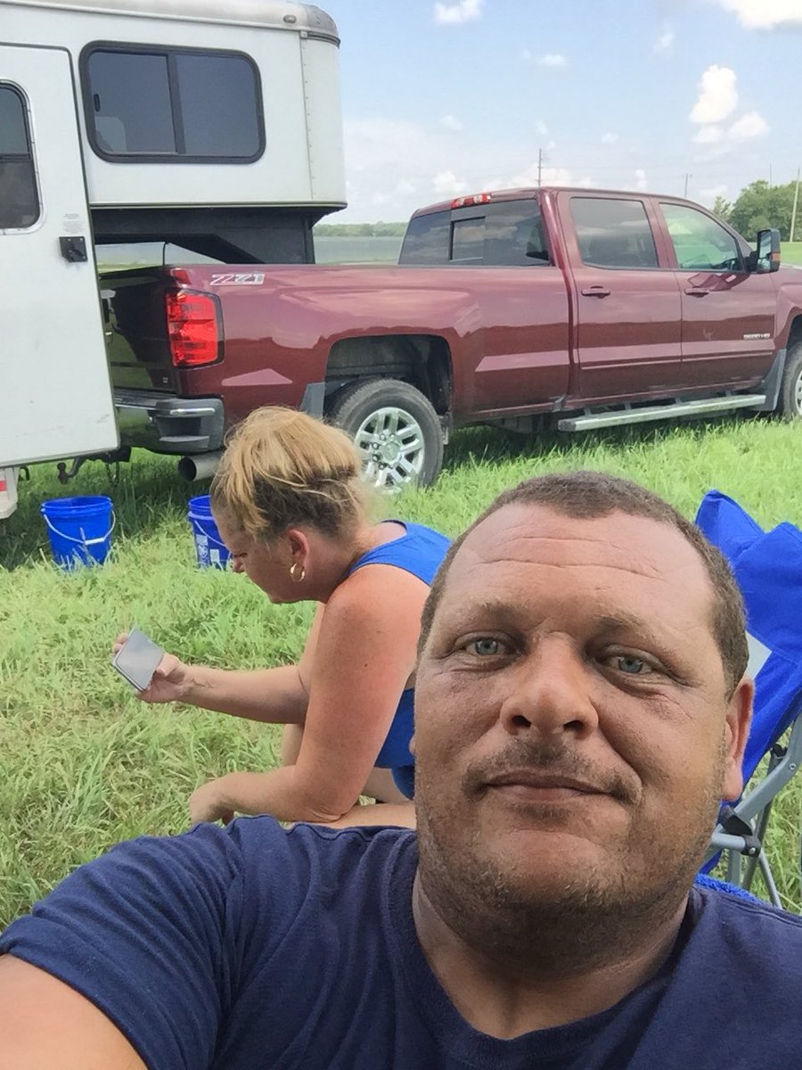 chadmoore1976's tweet photo. @AndPacing @OHHarnessRacing @slmm723 @HawthorneHarnes @stevegrammont Ohio fair racing at its best. Got the best spot on the grounds. Right next to the one and only tree. #shade #fairtimefuntime #buster #3yrcolttrot #rosscofair #stephandI https://t.co/Ey6TnjckpW