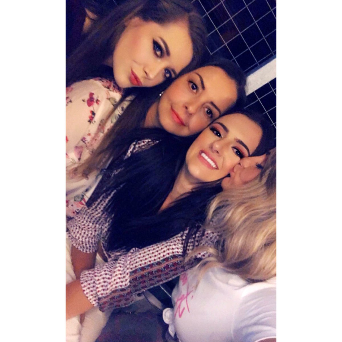 94Catherine's tweet photo. Happy to be Home ✌🏼💋 https://t.co/GWc6uAFTfZ