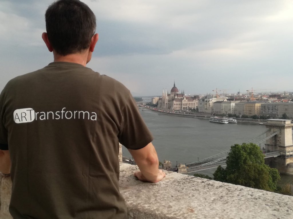 ARTransforma's tweet photo. “Bona tarda, des de Budapest” ens diu l’Albert! Gràcies! Que bonic!! #samarretaviatgera #artransforma #budapest #viatges #vistes #summertime https://t.co/bVf6X4x1fX