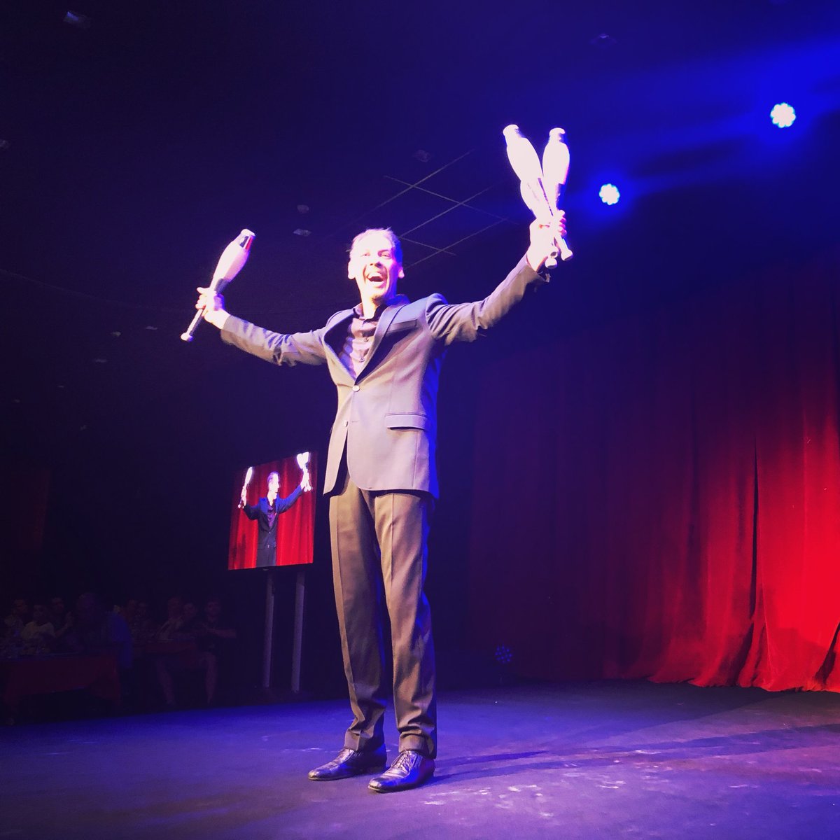 En direct du #Cabaret Colmarien (hall5 de la #FAVcolmar) #jonglage #claudiusspecht #jongleur