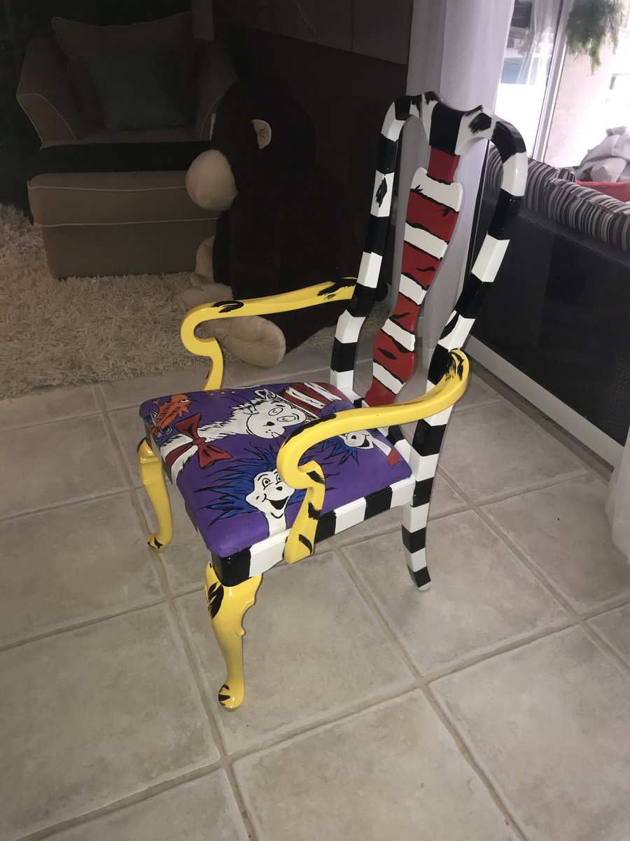 clbaron2016's tweet photo. The new addition to Port Orange Elementary Media Center. “THE TELLING CHAIR” A chair of honor, to honor READING. Where students may sit and tell about the wonderful books they have read! #portorangevcs #ALLIN https://t.co/5Qhhs4AaL0
