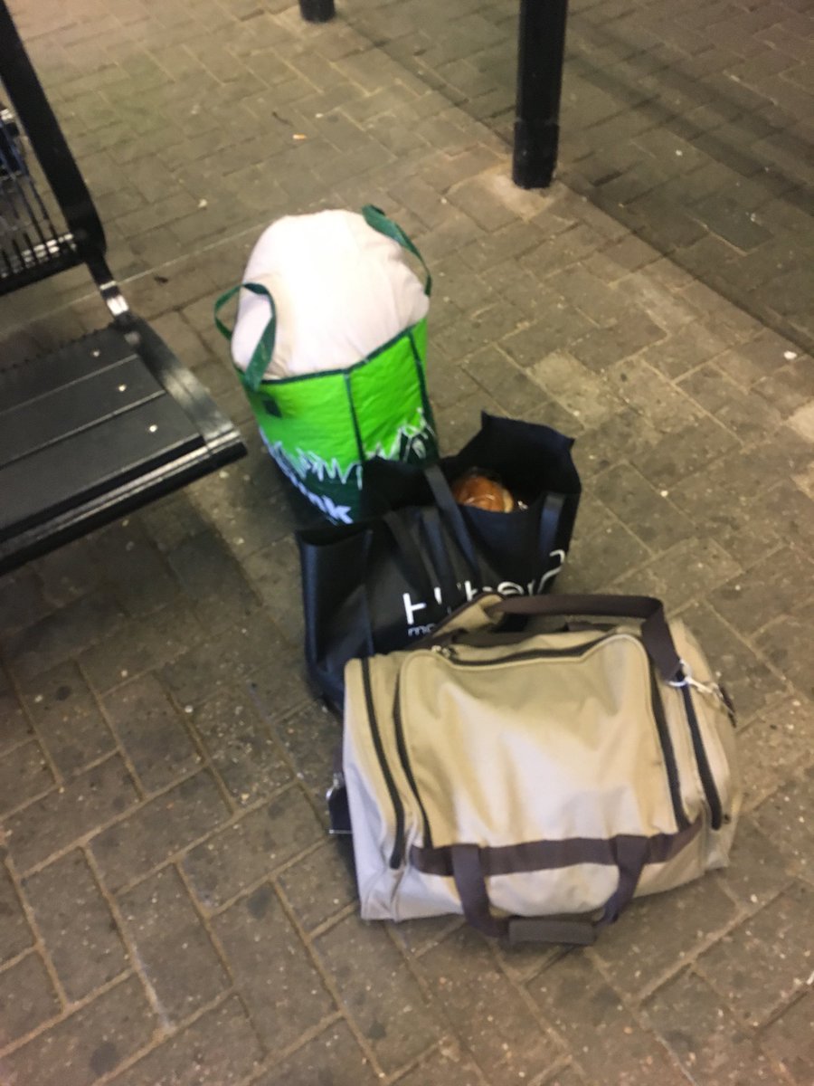jaspercardol's tweet photo. @NS_online Met een overstaptijd van 1 minuut door een vertraagde sprinter voor m’n intercity en dit aan baggage? Zullen we dat eens samen field-testen? 😉 https://t.co/sAAMY1MumP