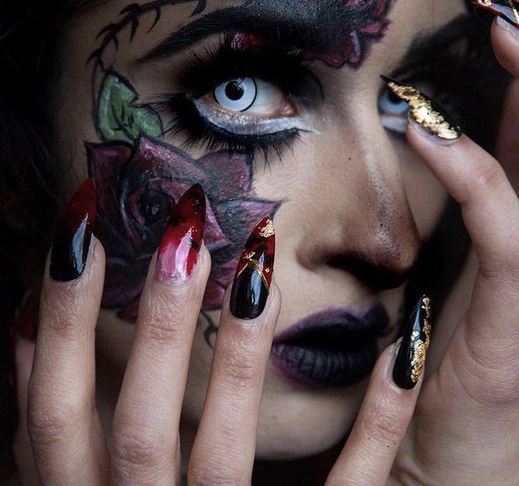Bree_Nails's tweet photo. The talented @rupschana in our 'The Shining' set 😍 #pressonnails #makeup #sfx #nailart #gothicgirl #handpaintednails #beauty #naildesign #mua #inspired #creative #bodypaint #nailartist https://t.co/a5xF0A1S9Q