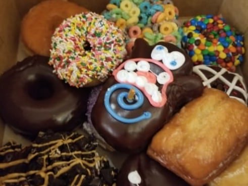 QuestlessHeroes's tweet photo. Voodoo Doughnuts in Austin Texas!

#QuestlessHeroes #austintexas #austin #texas #downtownaustin #voodoodonuts #voodoodoughnuts #voodoo #donuts #austindonuts #rtx #rtxaustin2018 #rtx2018 #roosterteeth #gamers https://t.co/efjTSuwegf