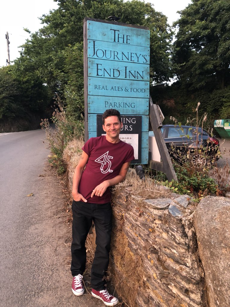 FriendsUnitedUK's tweet photo. A wonderful week spent in #Devon at our favourite spot @ChallaboroughBa ending with a visit to one of my favourite pubs #JourneysEnd where the playwright R.C. Sherriff wrote his masterpiece after returning from the trenches. Evoked memories of playing Stanhope @stokerep in 1997 https://t.co/nRpjHhwAlE