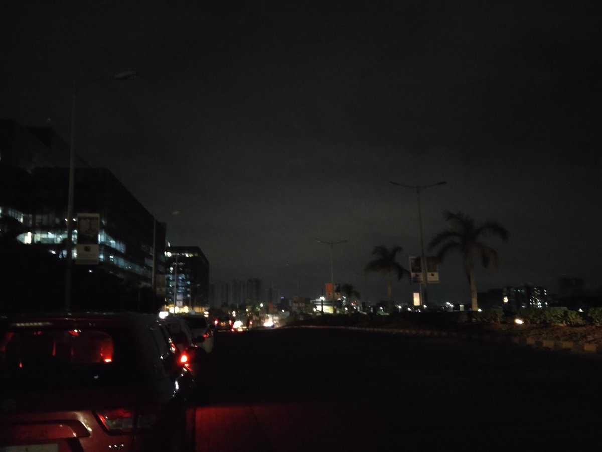 TheSKRane's tweet photo. This busy road (&amp; most others in this area) located in the prime locality of Kharadi, right in front of huge IT Parks like WTC &amp; EON, never has street lights on. I live &amp; work in this area &amp; feel cheated to pay my property tax! Can't I expect something as basic as this? @PMCPune https://t.co/hQgI3Yjg9T