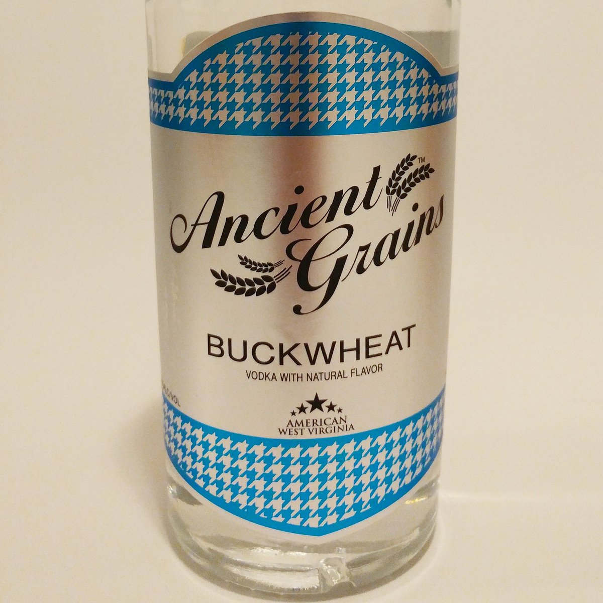 buckwheatvodka's tweet photo. Try this for your brunch ⬇

The Cheeky Peach:
▪2 oz Ancient Grains Buckwheat Vodka
▪1⁄2 oz peach schnapps
▪1 oz pineapple juice
▪1⁄2 oz simple syrup
▪2 dashes bitters
▪5 mint leaves
▪Soda water (to top)

See the full post with instructions at https://t.co/bUwk8LVbVE https://t.co/P2VVrdnQfq
