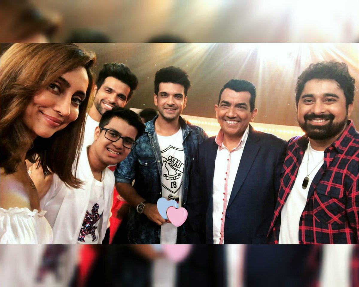 kkundrrafc's tweet photo. #KingKundrra with his princess @VJAnusha @RannvijaySingha @SanjeevKapoor @rithvik_RD 💖
#rockstar @kkundrra
#karankundra #kkundrra
#karankundrra #anushadandekar #rannvijaysingha #sanjeevkapoor #rithvikdhanjani #yfilms https://t.co/AWp2uIMQt7