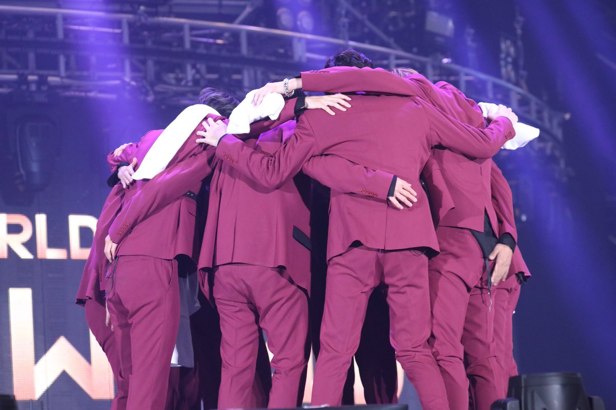 whiterice910308's tweet photo. 유난히 더웠던 이번 주,
워너원의 데뷔 1주년을 축하하기 위한 전시회에 많이 찾아와주셔서 감사합니다-!
무더운 날씨에 2개의 전시관을 이동하시느라 불편하셨을수도 있을텐데 괜찮으셨는지 모르겠네요ㅠㅠ
워너원의 지난 1년을 함께 추억할 수 있어서 행복했습니다❤️
#워너원 #WannaOne #OOO_two https://t.co/pr9nbgRFXB