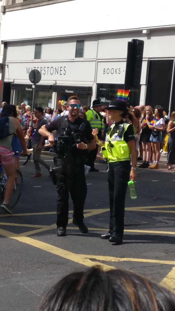 PinkRinse's tweet image. Oh &amp;amp; thank you for stationing THE dishiest armed police officer at The Clock Tower 😎 @sussex_police #BrightonPride2018 #BrightonPride