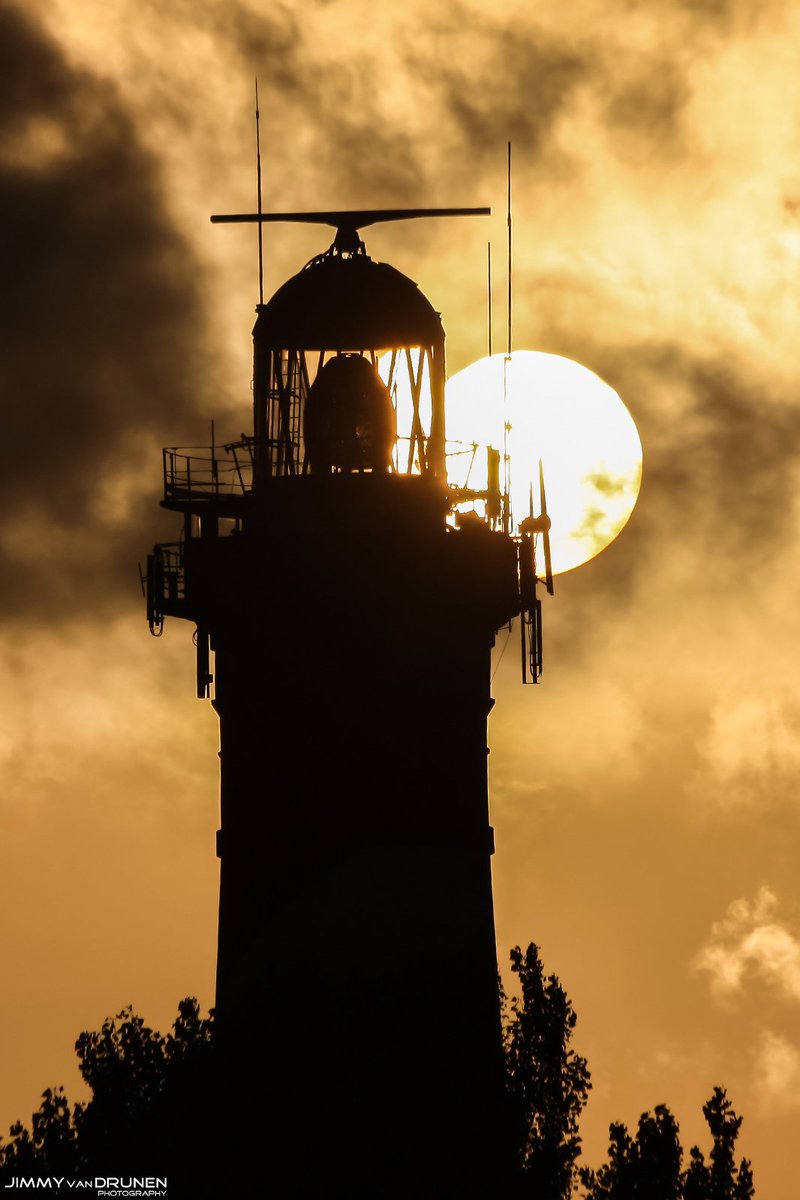 JimmyFotografie's tweet photo. The lighthouse of Haamstede during sunset @ZOOMnl @omroepzeeland @burghhaamstede #Lighthouse #Haamstede #Zeeland https://t.co/vFqgLRBLCO