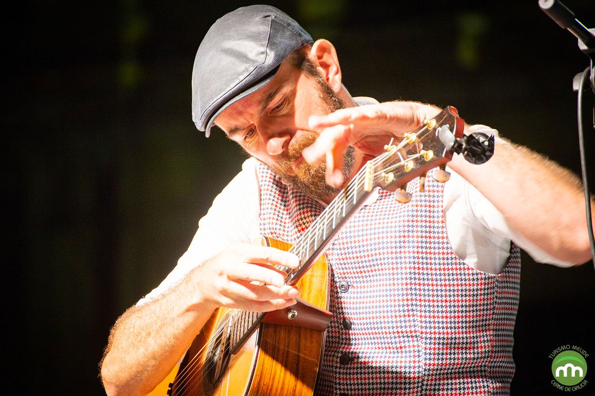TurismoMelide's tweet photo. El músico melidense @ninocostoya fue ayer profeta en su tierra con un memorable recital en la plaza del Convento de #Melide
¡Esperamos volver a disfrutar pronto de tu maestría con la guitarra! 👏👏
#VeránCultural #Fingertyle #Fingerstyleguitarecital https://t.co/GGfKmz39jL