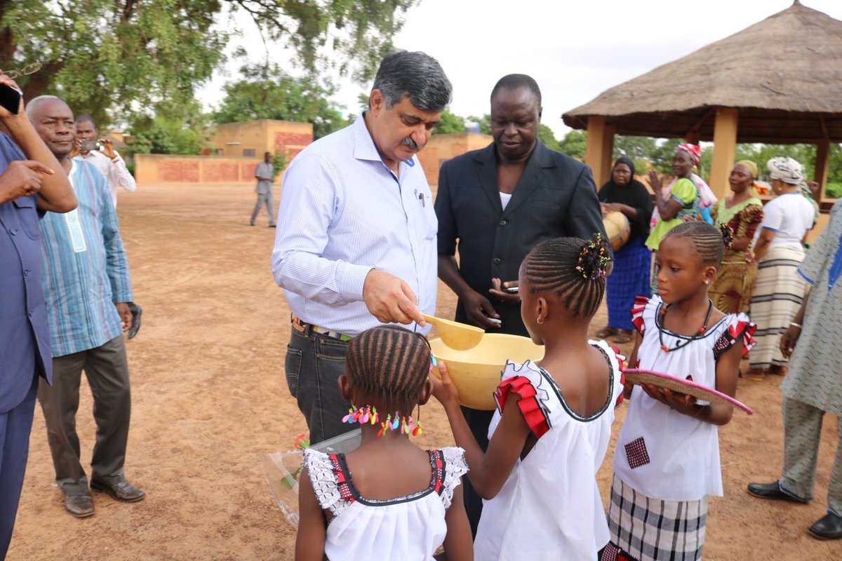 SosFaso's tweet photo. Le president Siddartha KAUL recevant l'eau de bienvenue de la part des enfants du Village de Ouagadougou

President Siddartha KAUL receiving the welcome water from the children of the Village https://t.co/zvgMxej1u4