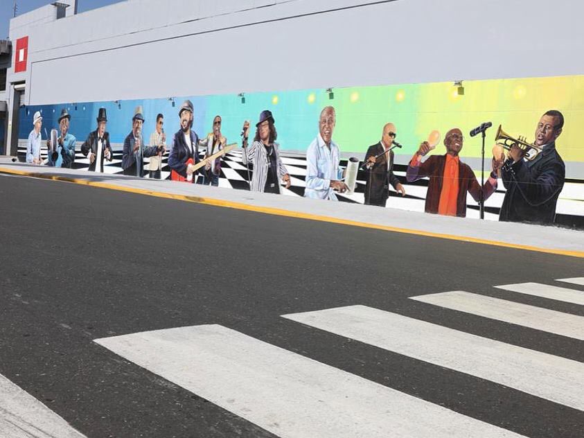 La iniciativa del alcalde de Santiago es digna de ser emulada. El estado debe declarar a estos y otros artistas “Embajadores Culturales” y poner sus imágenes en cada Aeropuerto del País.