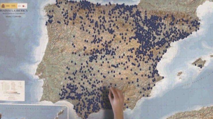 xruiztru's tweet photo. 👇🏽 Map with the location of over 2,000 mass graves of Spain’s Civil War victims.

While Franco's regime honoured its own dead, it left its opponents buried in unmarked graves. Spain has the second largest amount of mass graves in the world after Cambodia. https://t.co/o5oBj0r3d3