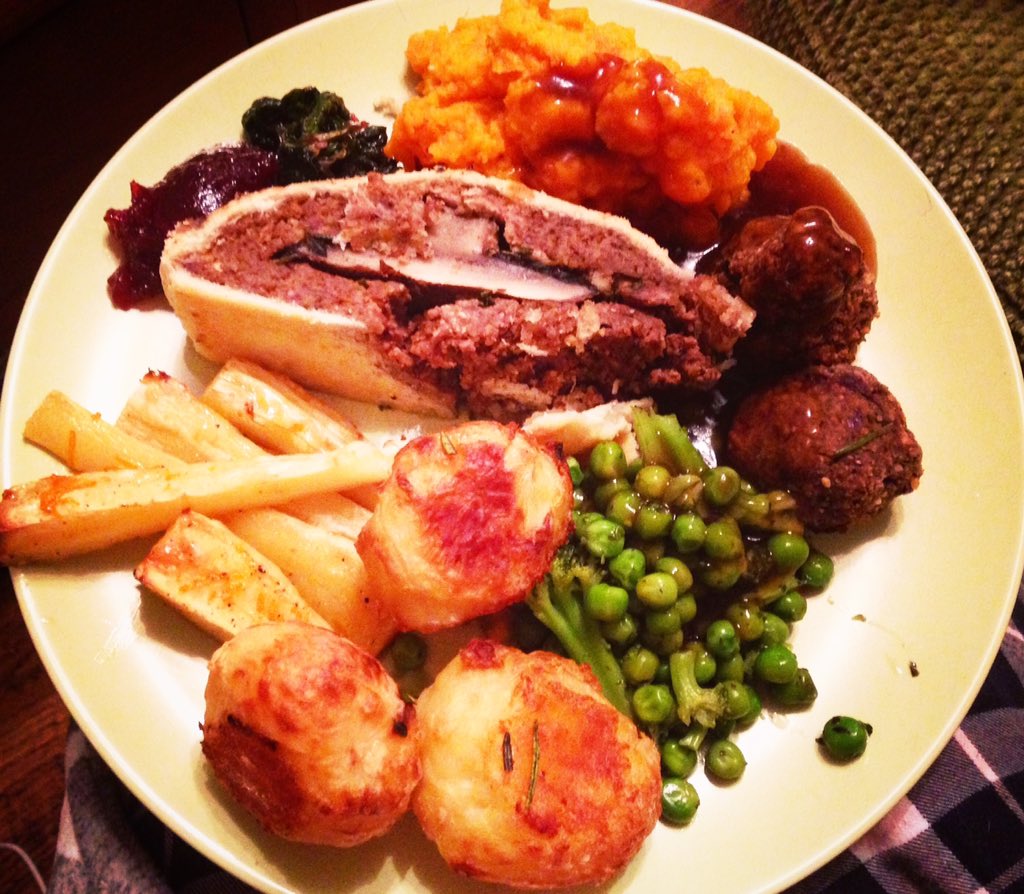 EthicalExplorer's tweet image. Sunday dinners are the best way to end the week 🌱
#govegan #veganroast #crueltyfree #alltheveggies #bosh