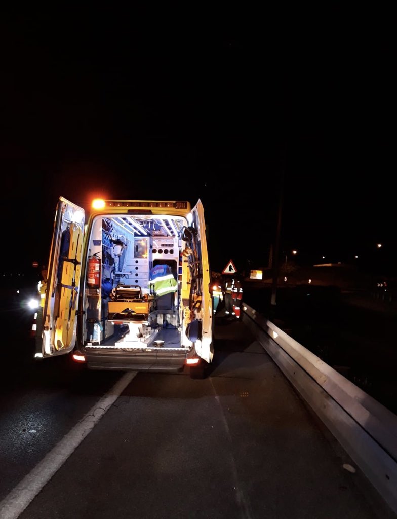 112cmadrid's tweet photo. Un motorista ha muerto en un accidente ocurrido en la #A42 #TorrejónDeLaCazada. #SUMMA112 ha confirmado el fallecimiento tras realizar maniobras de RCP. https://t.co/n6nEDBwY1x