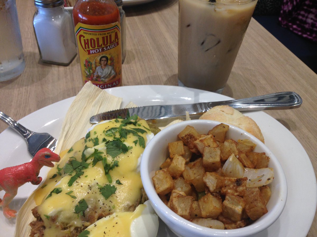 DinosaurTom's tweet photo. Sunday brunch with @CholulaHotSauce @HashKitchen was an event #SundayFunday #EasyLikeSundayMorning #hashhashbaby https://t.co/37FdslSJwq